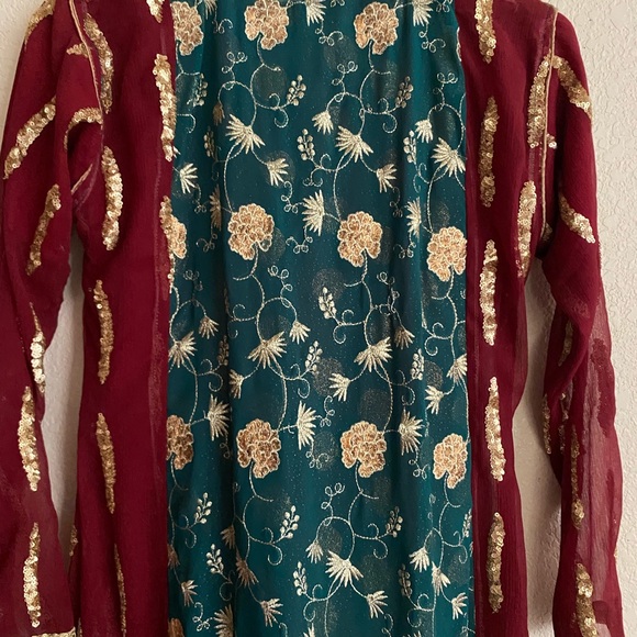 Women’s 4 piece fancy shalwar kameez fully embroidered - Picture 7 of 10